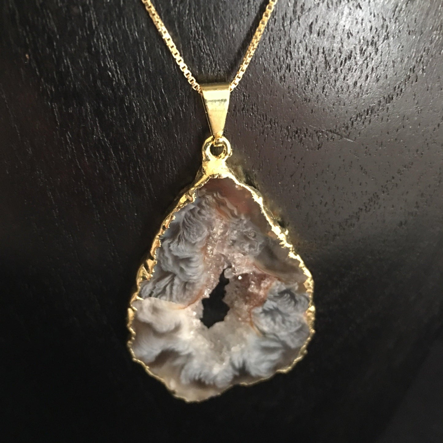 AGATE GEODE PENDANT - Crystals & Gems Gallery 