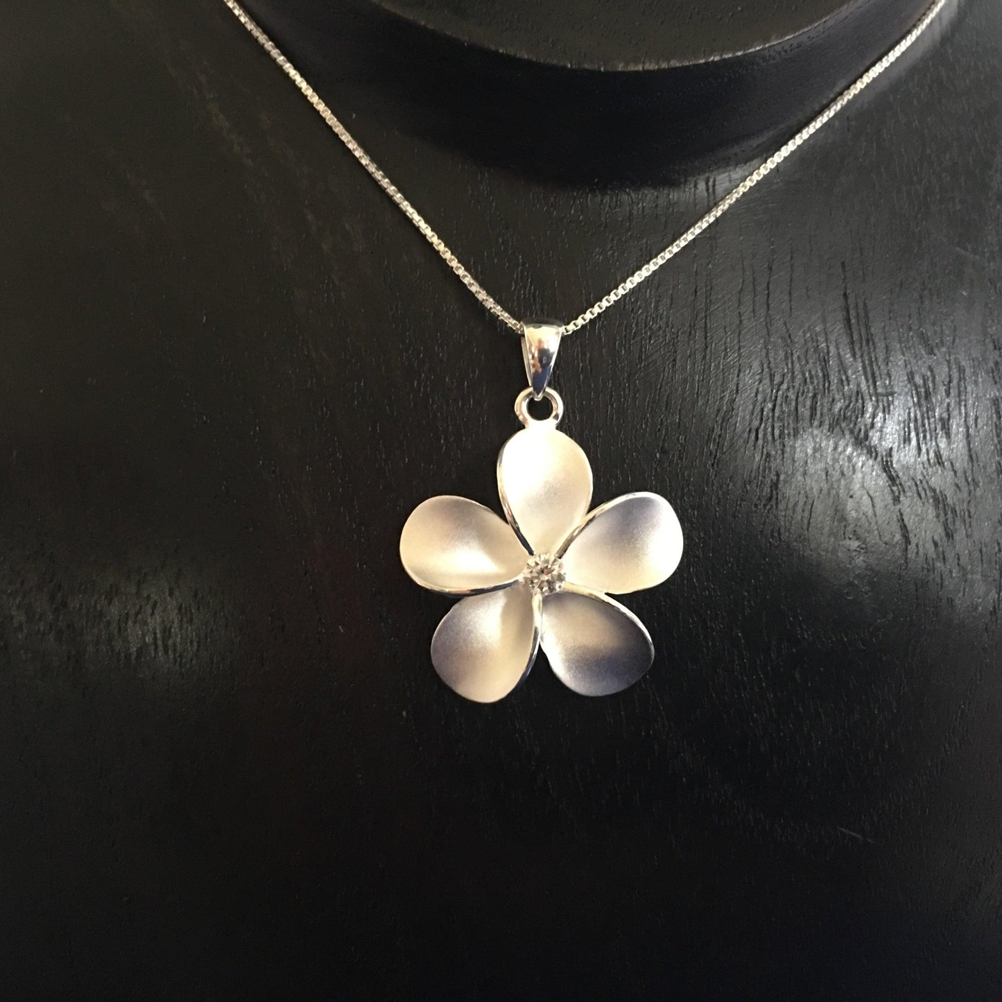 PLUMERIA PENDANT